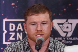 Canelo se sincera con Chicharito y revienta a los deportistas mexicanos: 'Les falta sacrificio'