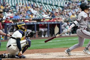 Alek Thomas conecta cuadrangular en su regreso a las Mayores