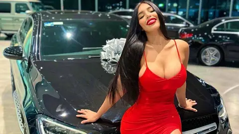 Aficionada de Tigres presume el auto de lujo que se compró gracias a OnlyFans