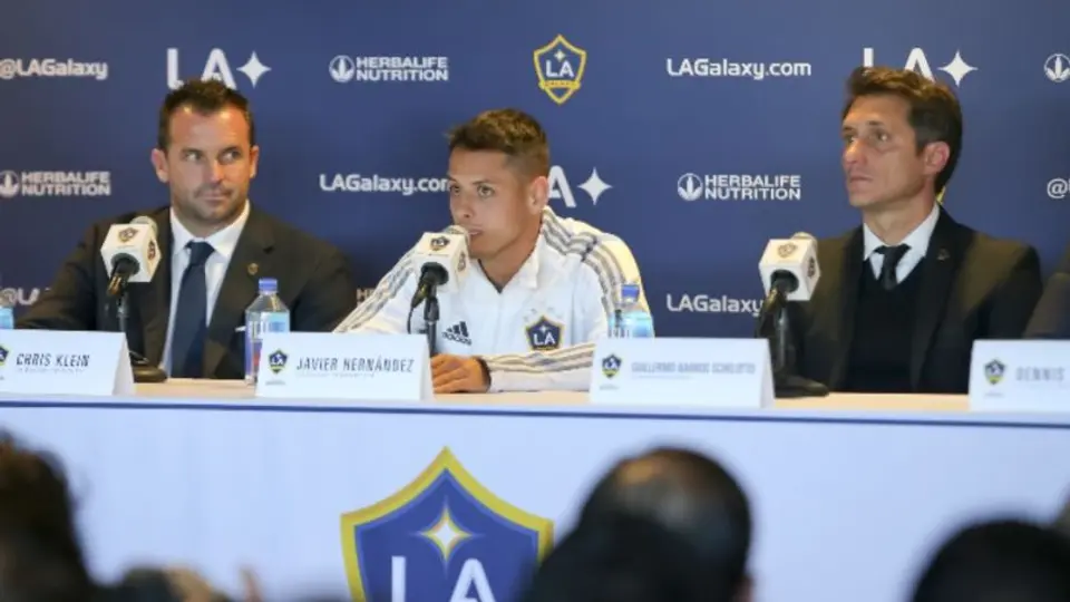 Chicharito se quedó sin presidente; Galaxy despidió a Chris Klein por mal inicio de temporada