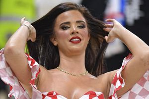 Ivana Knoll, ‘la novia del Mundial’, posó con diminuto traje de baño en Francia