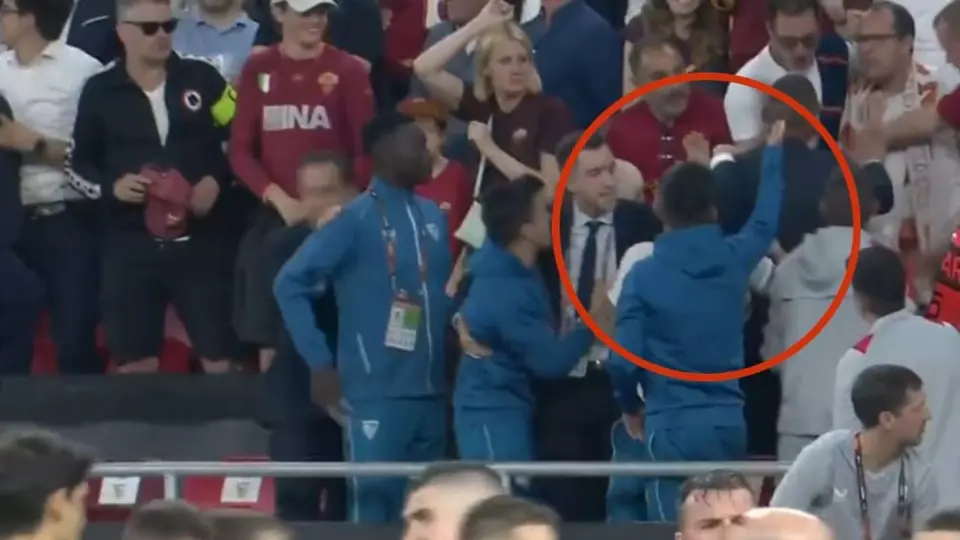 Aficionados de la Roma se meten con 'Tecatito' Corona en la tribuna