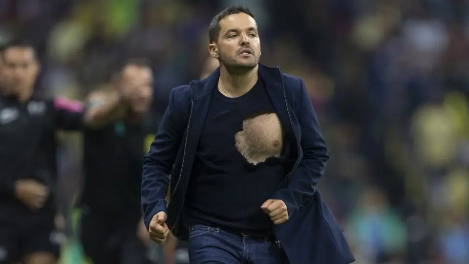 Video: Momento exacto en el que Tano Ortiz rompe la playera a Nicolás Larcamón