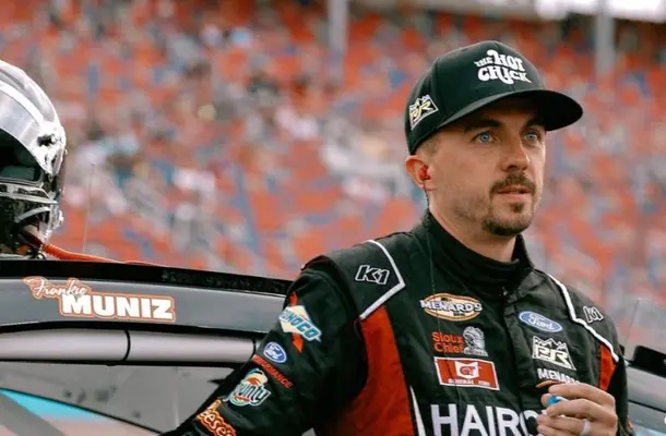 Frankie Muniz, protagonista de Malcom el de en medio, es líder en el Arca Menard Series de NASCAR