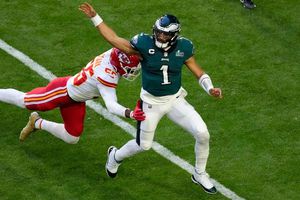 Super Bowl: Frank Clark, jugador de Chiefs, rompe en llanto al recordar a su papá fallecido