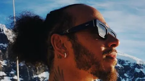 Lewis Hamilton disfruta de sus vacaciones en la Antártida con celebridades de Hollywood