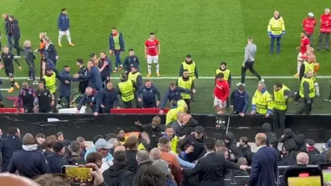 ¡Horribles imágenes! Aficionados del AZ Alkmaar agredieron a familias del West Ham