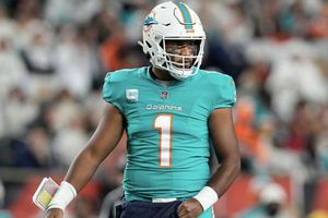 NFL: Miami Dolphins ejerce la opción de quinto año con Tua Tagovailoa