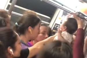 ¡Viene, viene! Bebé se hace viral en Tik Tok tras pasar de mano en mano en vagón del Metro