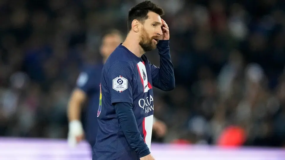 Messi es abucheado por la afición del PSG en victoria sobre Ajaccio