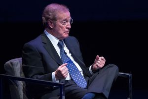 José Ramón Fernández y el autógrafo 'fake' de Pelé, el cual presume en su oficina