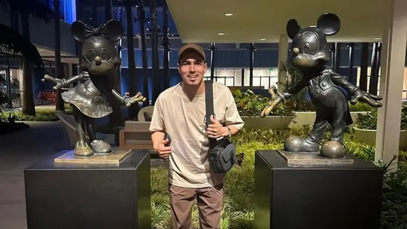 Erick Gutiérrez disfruta de sus vacaciones en Disneyland