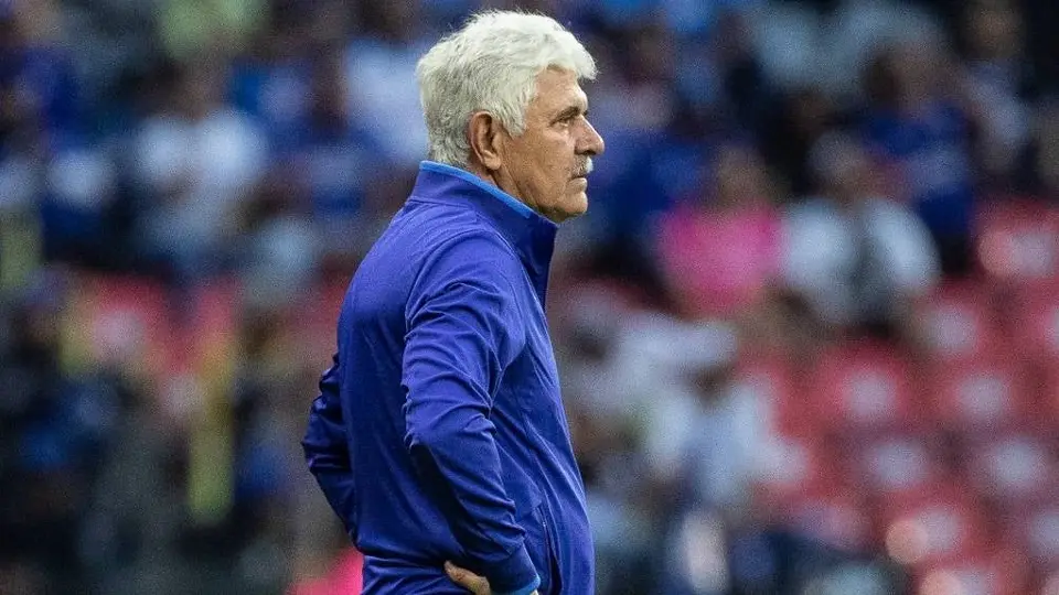 Tuca Ferretti baja a dirigir en su debut en Cruz Azul tras pasar el primer tiempo en los palcos