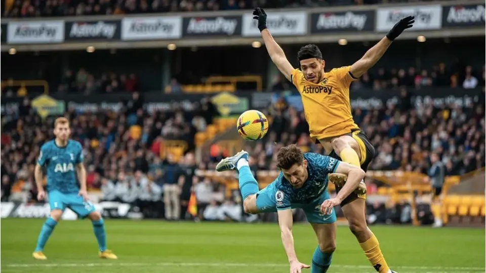 Raúl Jiménez participó en la victoria del Wolves ante el Tottenham Hotspur