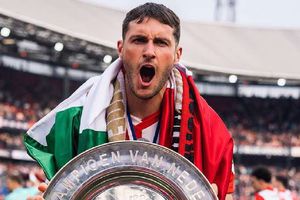 Santi Giménez tuvo que cambiar de avión por fallas en un motor