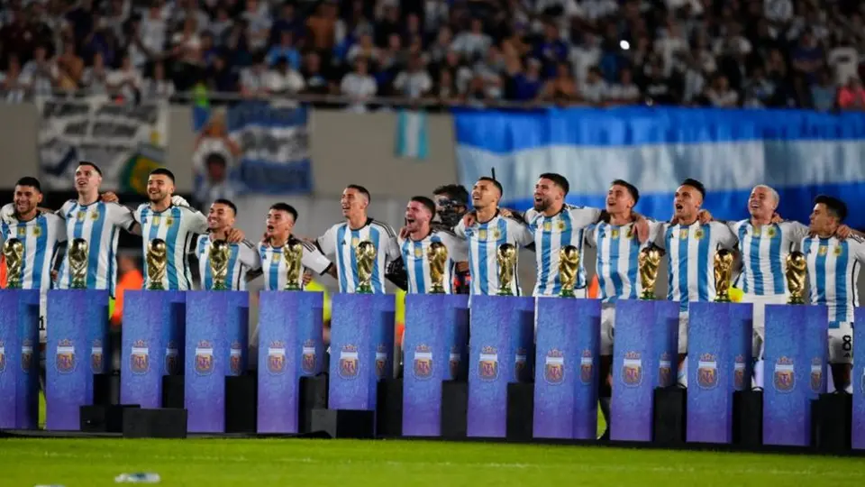 Dibu Martínez y otros jugadores de Argentina recrearon polémico festejo de Qatar 2022