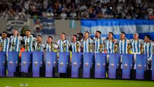 Dibu Martínez y otros jugadores de Argentina recrearon polémico festejo de Qatar 2022