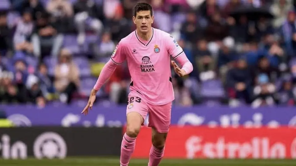 César Montes se quedó sin entrenador; el Espanyol cesó a Diego Martínez