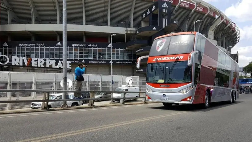 ¡Insólito! Camión de River Plate choca rumbo al estadio en Tucumán