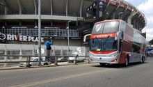 ¡Insólito! Camión de River Plate choca rumbo al estadio en Tucumán