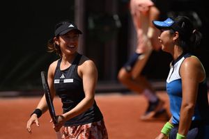 Miyu Kato y Aldila Sutjiadi fueron descalificadas de Roland Garros por golpear a una recogepelotas
