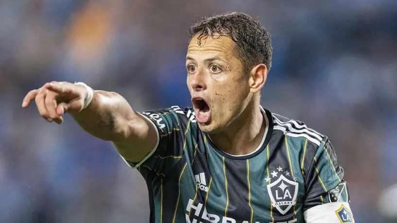 Manchester United y Chivas le mandan mensajes de apoyo a Chicharito tras su lesión
