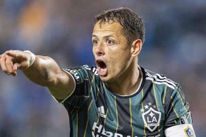 Manchester United y Chivas le mandan mensajes de apoyo a Chicharito tras su lesión