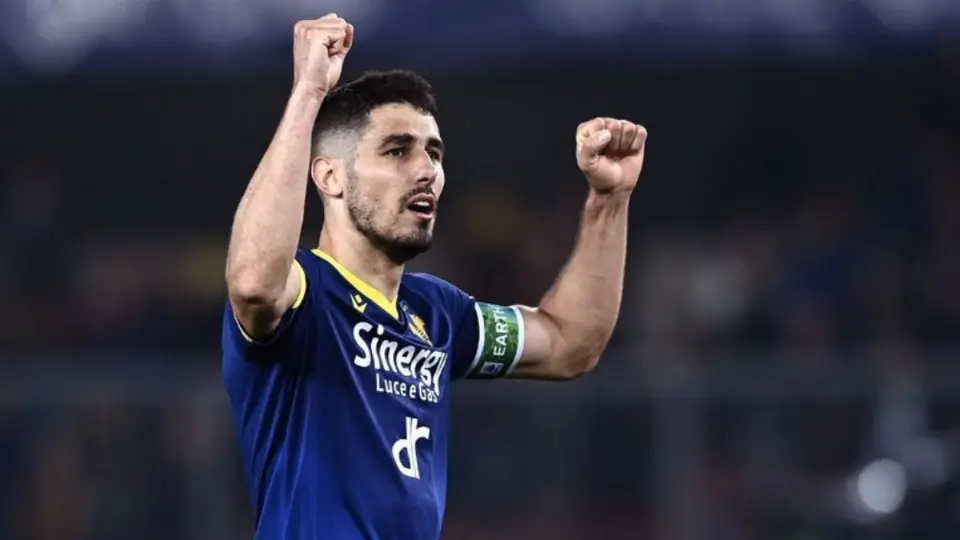 Jugador de Hellas Verona es expulsado por evitar un gol con la mano para salvarse del descenso