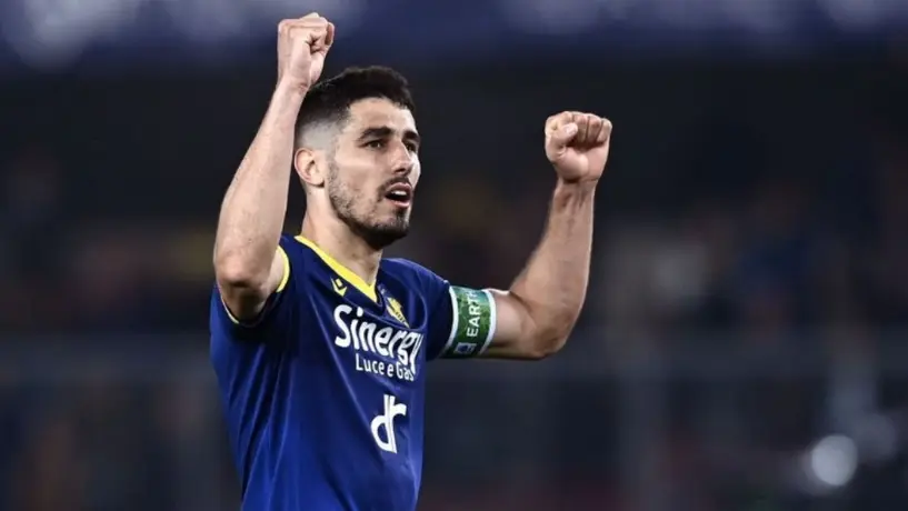 Jugador de Hellas Verona es expulsado por evitar un gol con la mano para salvarse del descenso
