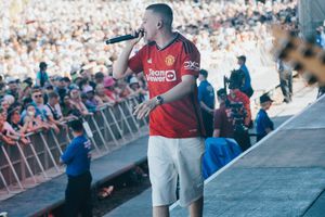 Manchester United: Rapero inglés se adelanta y revela nuevo uniforme de los Red Devils