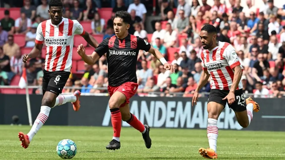 Partido de locura entre el PSV y el Heerenveen, Érick Gutiérrez lo vio desde la banca