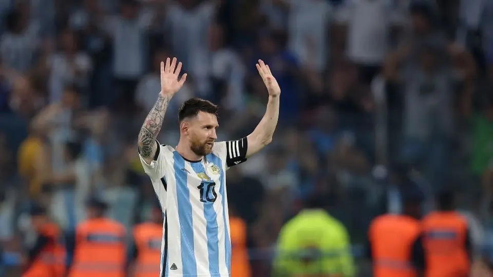 Lionel Messi regaló playera del gol 100 a portero de Curazao