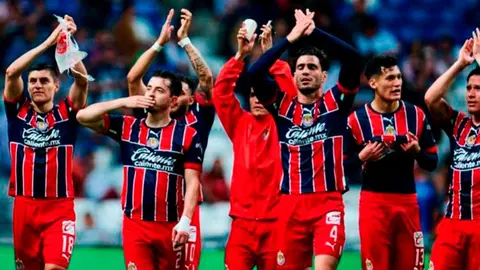 Chivas se apoderó y 'pintó' de rojiblanco la CDMX; el Rebaño fue recibido con serenata