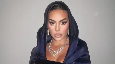 Georgina Rodríguez sorprende con vestido en su primer alfombra roja en Arabia