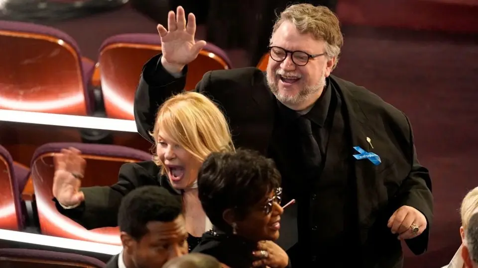 Guillermo del Toro: ¿Por qué usó un moño azul en el Oscar 2023?