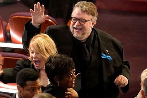 Guillermo del Toro: ¿Por qué usó un moño azul en el Oscar 2023?