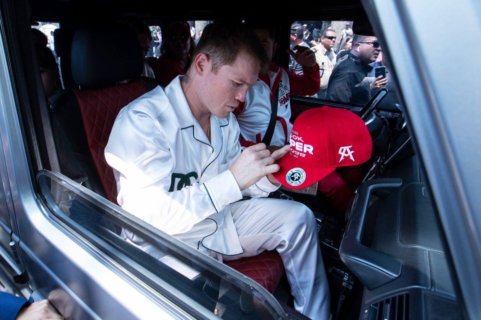 Canelo Álvarez dio autógrafos