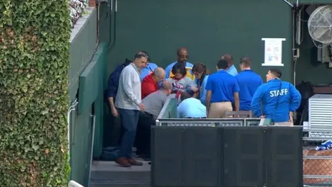 Philadelphia vs Boston: Aficionado cayó desde las gradas al bullpen durante el partido