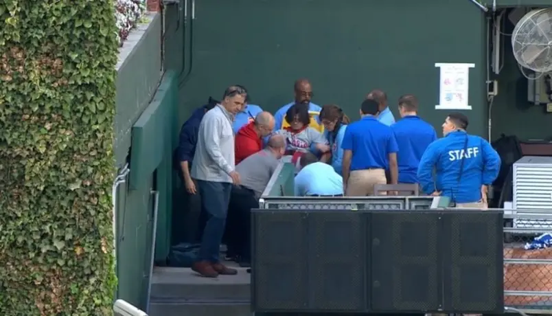 Philadelphia vs Boston: Aficionado cayó desde las gradas al bullpen durante el partido
