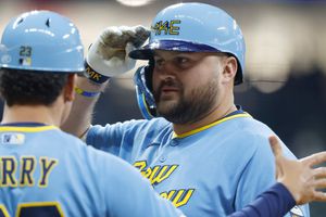 Sencillo de Rowdy Téllez da triunfo a Brewers ante Angels