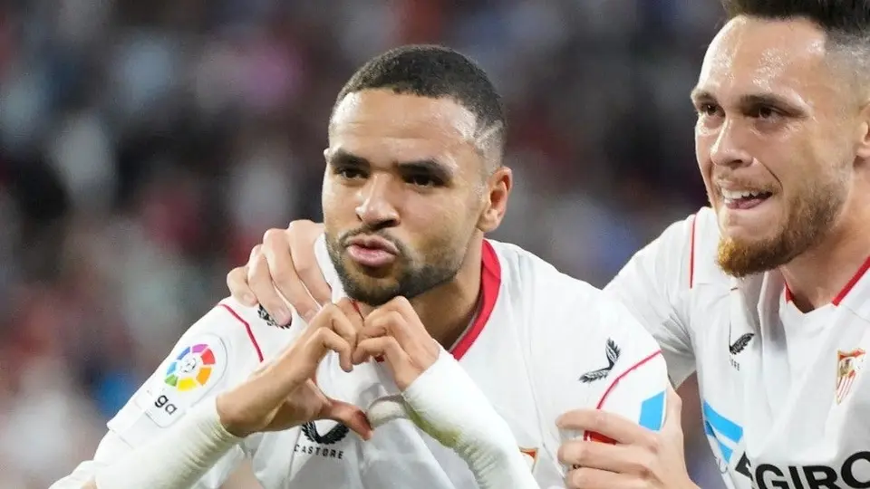 Tecatito Corona se queda en la banca durante victoria del Sevilla sobre Villarreal
