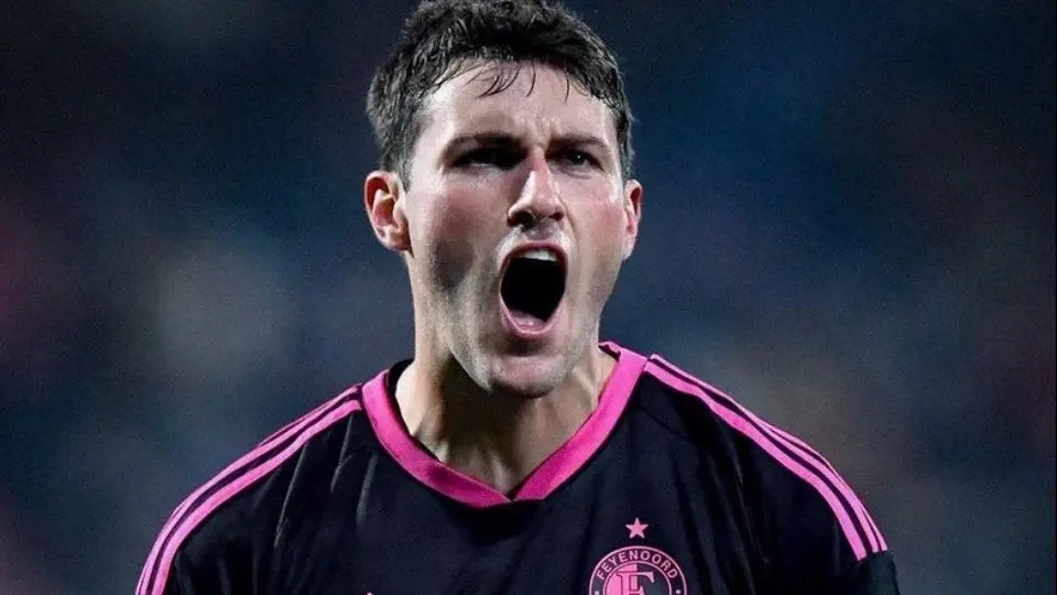 Santiago Giménez es duda para el Feyenoord vs Volendam