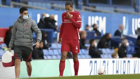 Virgil Van Dijk salió lesionado y no regresaría hasta el encuentro ante el Real Madrid