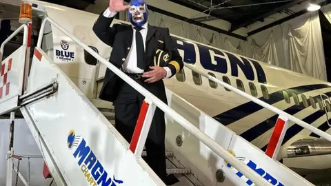 Blue Demon es homenajeado; aerolínea mexicana bautiza como Demonio Azul a un avión