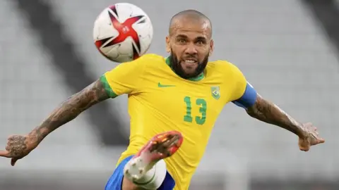 Dani Alves: Dispuesto a entregar el pasaporte y llevar un dispositivo de rastreo