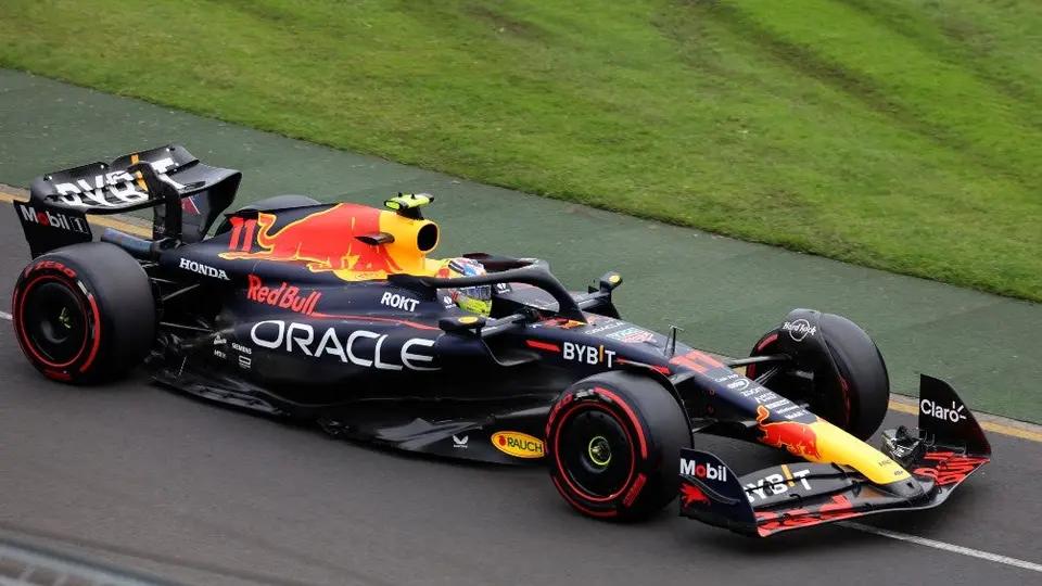 VIDEO: Checo Pérez hace 'mentada de madre' a piloto de Alfa Romeo en la P3