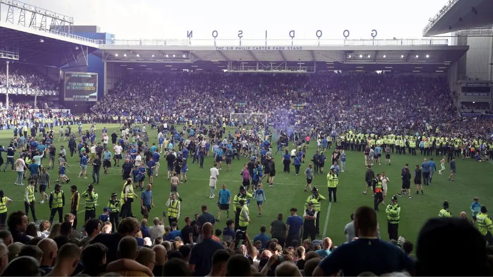 Everton se salva del descenso y sus aficionados invaden la cancha; Leeds y Leicester descienden