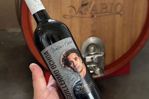 Memo Ochoa lanzó su propio vino en Italia al asociarse con la marca 'The Wine of the Champions'