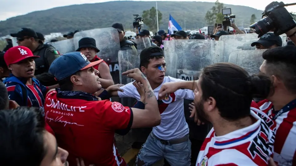 Aficionados de Chivas y Tigres se enfrascaron a las afueras del Estadio Akron