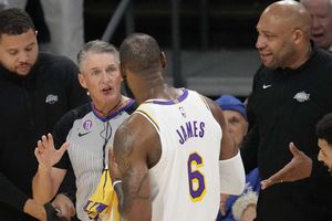 ¡Vaya golpe! LeBron James dejó sangrando a un referee tras chocar con él